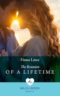 Fiona Lowe The Reunion Of A Lifetime обложка книги