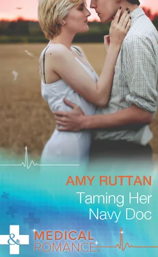 Amy Ruttan Taming Her Navy Doc обложка книги