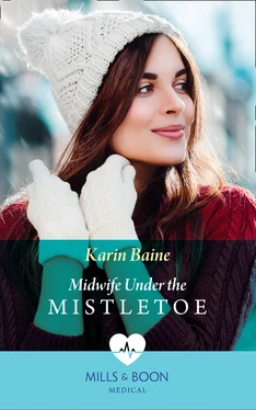 Karin Baine Midwife Under The Mistletoe обложка книги