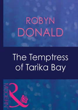 Robyn Donald The Temptress Of Tarika Bay обложка книги