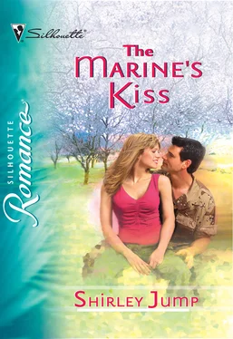 Shirley Jump The Marine's Kiss обложка книги