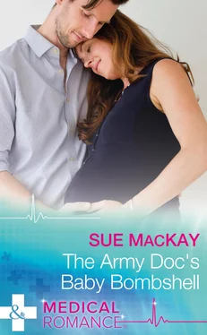 Sue MacKay The Army Doc's Baby Bombshell обложка книги