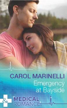 Carol Marinelli Emergency At Bayside обложка книги