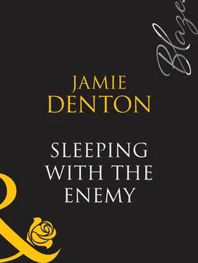 Jamie Denton Sleeping With The Enemy обложка книги
