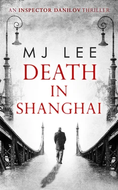 M J Lee Death In Shanghai обложка книги