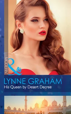 Lynne Graham His Queen By Desert Decree обложка книги