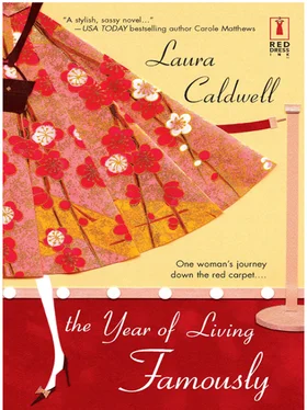 Laura Caldwell The Year Of Living Famously обложка книги