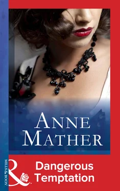 Anne Mather Dangerous Temptation обложка книги