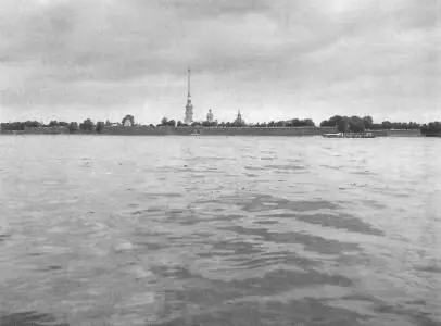 Вид на Петропавловскую крепость Среди многочисленных построек появившихся на - фото 15
