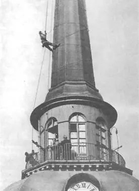 Демаскировочные работы на Адмиралтейском шпиле в апреле 1945 года От - фото 242