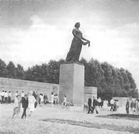 Монумент МатериРодины на Пискаревском мемориальном кладбище Со стороны - фото 244