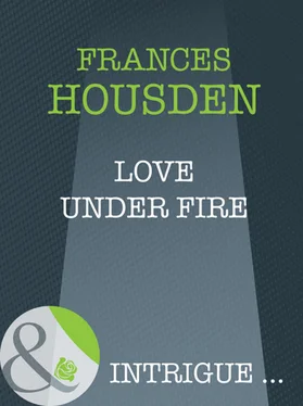 Frances Housden Love Under Fire обложка книги