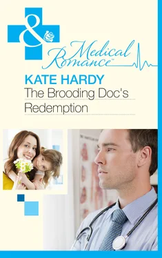 Kate Hardy The Brooding Doc's Redemption обложка книги