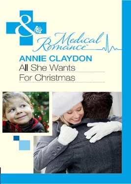 Annie Claydon All She Wants For Christmas обложка книги
