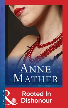 Anne Mather Rooted In Dishonour обложка книги