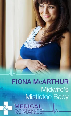 Fiona McArthur Midwife's Mistletoe Baby обложка книги