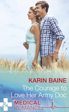 Karin Baine The Courage To Love Her Army Doc обложка книги
