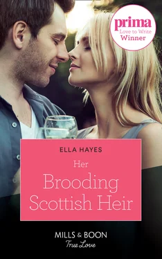 Ella Hayes Her Brooding Scottish Heir обложка книги