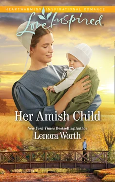 Lenora Worth Her Amish Child обложка книги