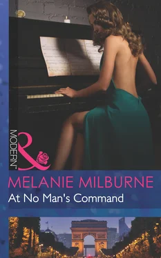 Melanie Milburne At No Man's Command обложка книги