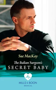 Sue MacKay The Italian Surgeon's Secret Baby обложка книги