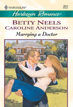 Caroline Anderson Marrying a Doctor обложка книги