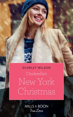 Scarlet Wilson Cinderella's New York Christmas обложка книги
