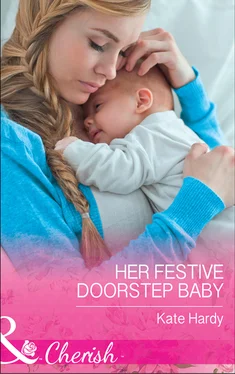 Kate Hardy Her Festive Doorstep Baby обложка книги