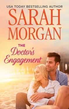 Sarah Morgan The Doctor's Engagement обложка книги
