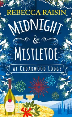 Rebecca Raisin Midnight and Mistletoe at Cedarwood Lodge обложка книги