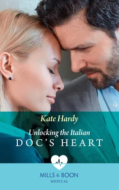 Kate Hardy Unlocking The Italian Doc's Heart обложка книги