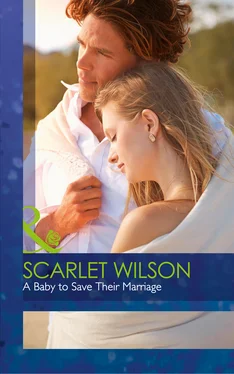 Scarlet Wilson A Baby To Save Their Marriage обложка книги