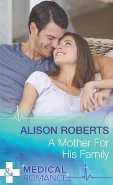 Alison Roberts A Mother for His Family обложка книги