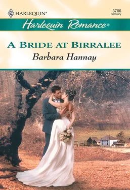 Barbara Hannay A Bride At Birralee обложка книги