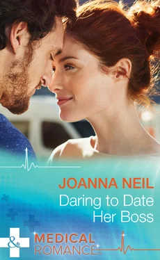 Joanna Neil Daring to Date Her Boss обложка книги