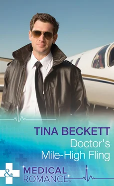 Tina Beckett Doctor's Mile-High Fling обложка книги