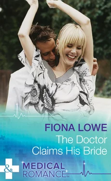 Fiona Lowe The Doctor Claims His Bride обложка книги