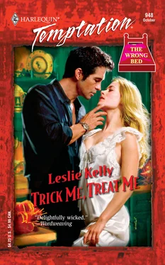 Leslie Kelly Trick Me, Treat Me обложка книги