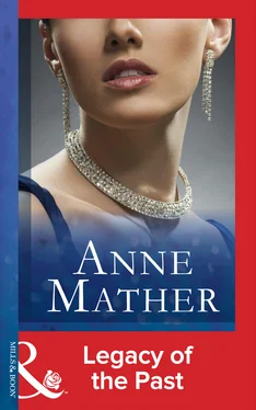 Anne Mather Legacy Of The Past обложка книги