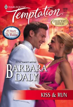 Barbara Daly Kiss and Run обложка книги