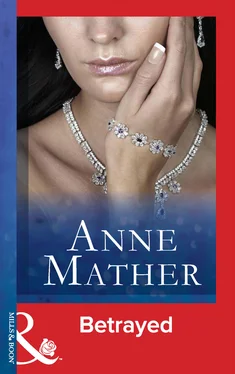 Anne Mather Betrayed обложка книги