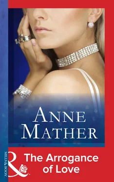 Anne Mather The Arrogance Of Love обложка книги