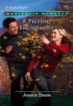 Jessica Steele A Pretend Engagement обложка книги