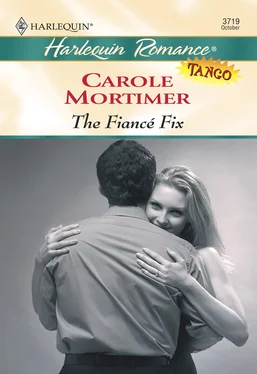 Carole Mortimer The Fiance Fix обложка книги