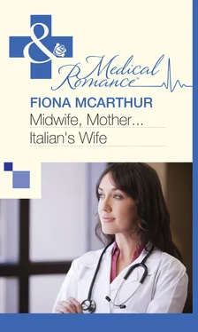 Fiona McArthur Midwife, Mother...Italian's Wife обложка книги