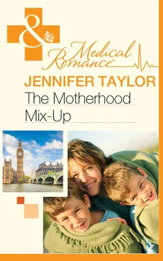 Jennifer Taylor The Motherhood Mix-Up обложка книги