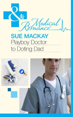 Sue MacKay Playboy Doctor to Doting Dad обложка книги
