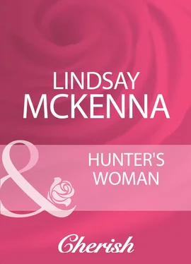 Lindsay McKenna Hunter's Woman обложка книги