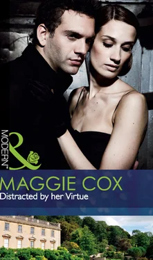 Maggie Cox Distracted by her Virtue обложка книги