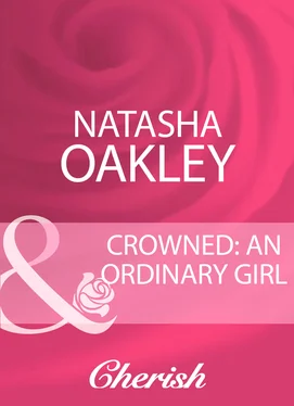 Natasha Oakley Crowned: An Ordinary Girl обложка книги